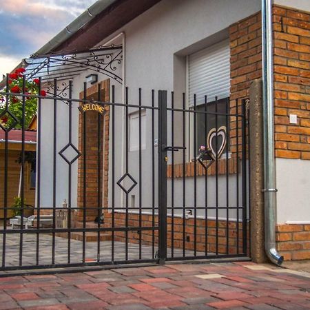 Feliz Apartman Дьюла Экстерьер фото